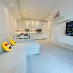 3 Rooms Aircon Apartment With Free Parking, Balcony Walking Distance Old Town