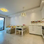 3 Rooms Aircon Apartment With Free Parking, Balcony Walking Distance Old Town